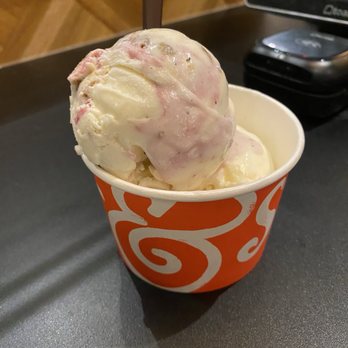 Salt & Straw - Turkey stuffing & cranberry sauce - Ice Cream & Frozen Yogurt Near Me - Pasadena, California Salt & Straw - Turkey stuffing & cranberry sauce - Ice Cream & Frozen Yogurt Near Me - Pasadena, California