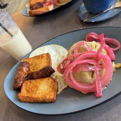Las Americas Restaurant - Mangu, longaniza, huevos, queso frito y cebolla...con...morir soñando