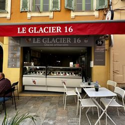 Le Glacier 16 - 4 table seating area.