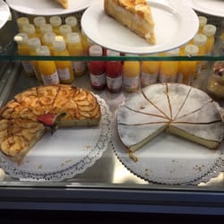 News Cafe - Meine Frau war natürlich wieder hungrig auf den Kuchen! ;) Lecker!!!