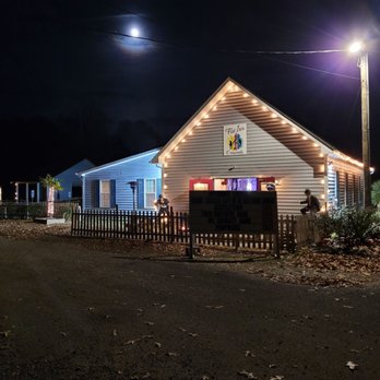 Flatiron Crossroads - End of night. Pretty festive lights. - Music Venues Near Me - Gloucester, Virginia