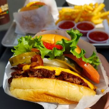 Shake Shack Glendale - Lunch time - Burgers Near Me - Glendale, California