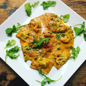 La Sardegna - Ravioli épinard ricotta à la sauce tomate et basilic - Italian Near Me - Saint-Josse-Ten-Node, BRU