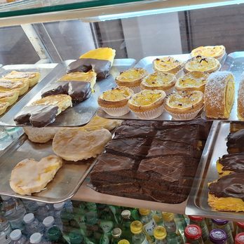 Dantas Parente & Irmãos - Padaria, Pastelaria - I've been here a few times, but never have I had lunch and then gotten pastries on the same visit. It was one or the other.  Both are good! - Restaurants Near Me - Viana do Castelo, 16