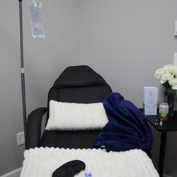 IV HydraLounge