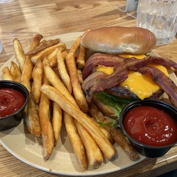 Hearth Locavore Kitchen - Burger - Airport Lounges Near Me - Kansas City, Missouri