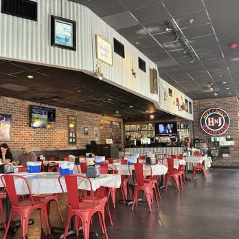 Hot N Juicy Crawfish - Seating - Cajun/Creole Near Me - Orlando, Florida