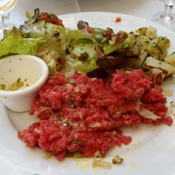 Tartare de boeuf poêlé, pommes sautées et salade