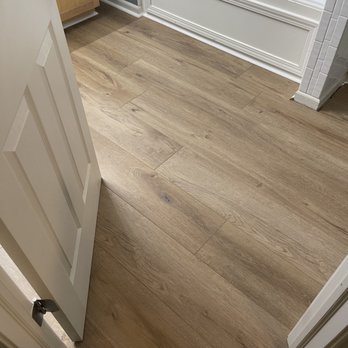 Damon Jones Flooring - a view of a bathroom - Carpet Installation Near Me Damon Jones Flooring - a view of a bathroom - Carpet Installation Near Me