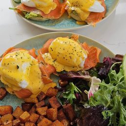Smoked salmon eggs benedict Smoked salmon eggs benedict