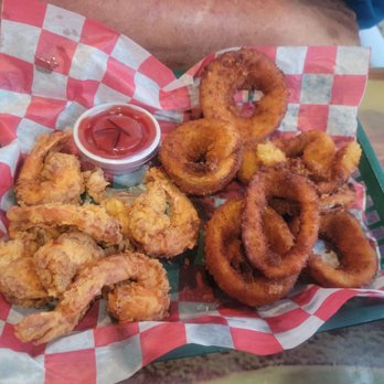 7 Mile Grill - Fried shrimp basket with onion rings. Way over cooked and shrimp was so rubbery - Seafood Near Me - Marathon, Florida