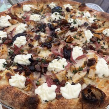 Sonoma Pizza Co. - Hen in the Vineyard - Pizza Near Me - Forestville, California