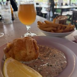 Hannekes Boom - Fish and chips with seasonal beer