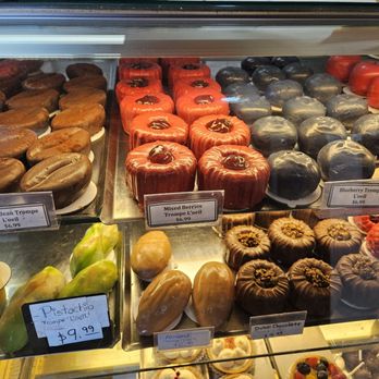 Dar Rafiki’s - Trompe l'oeil options - Bakeries Near Me - Haverhill, Massachusetts