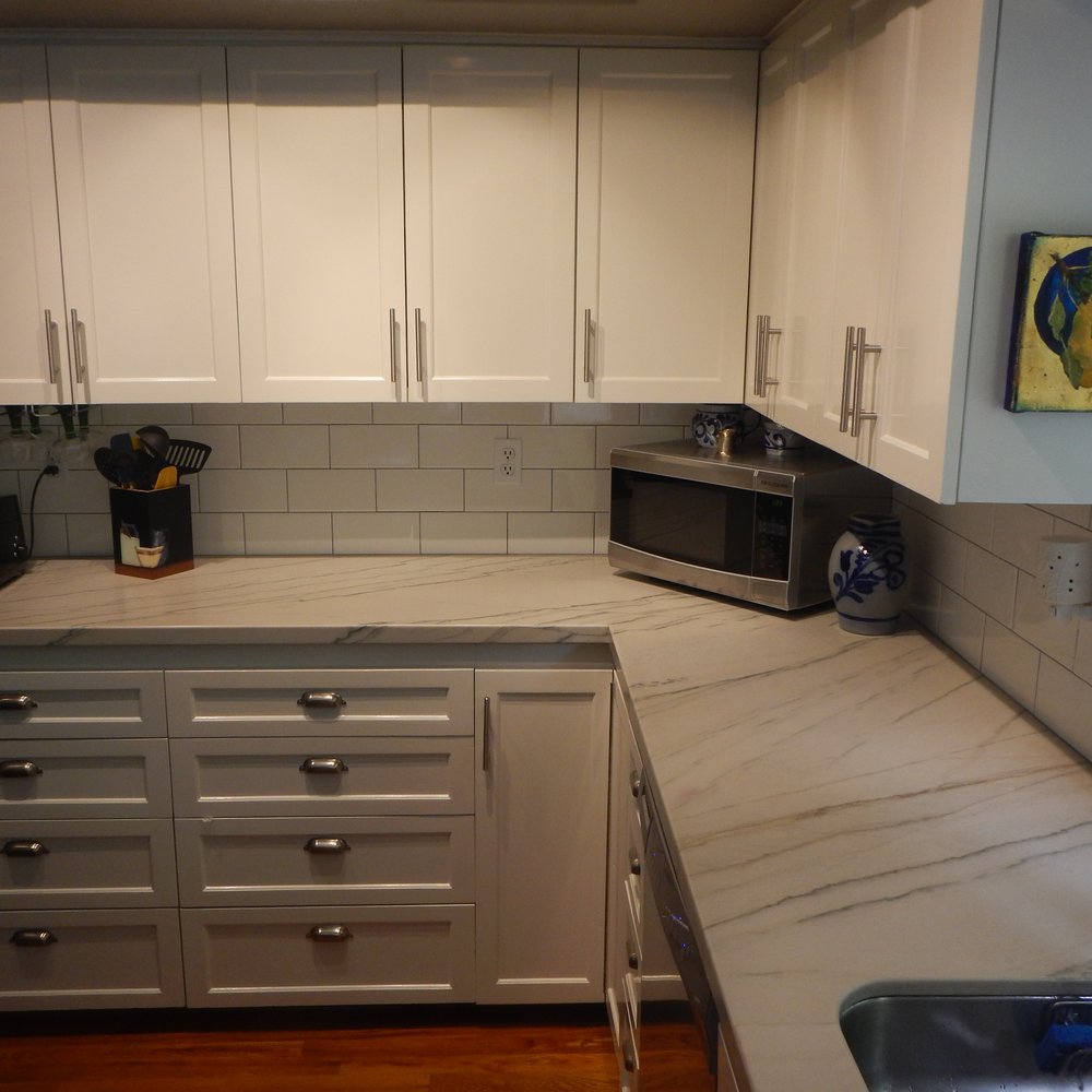 Pacific Crest Granite - The edges are lined up precisely with the surface markings in the stone. - Kitchen & Bath Near Me - Eureka, California Pacific Crest Granite - The edges are lined up precisely with the surface markings in the stone. - Kitchen & Bath Near Me - Eureka, California