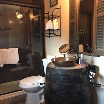 Maxwell Mansion - Very nice bathroom - Hotels Near Me - Lake Geneva, Wisconsin