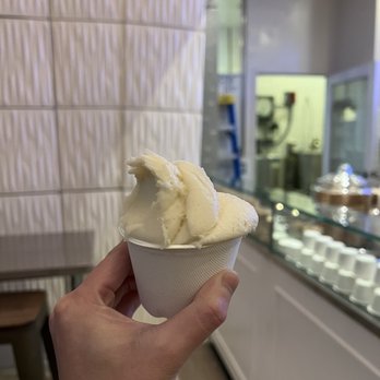 Caravaggio Gelato Lab - 12/10/2022 vanilla and guava - Gelato Near Me - Berkeley, California