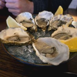 Hooked Seafood Restaurant - 1/2 dozen raw Pacific oysters