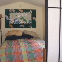 Garden Cottage Duo - Bedroom with privacy screen