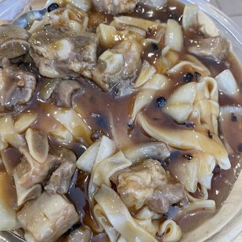 Cheung Hing - Black bean chow funn with spareribs. I took out all of the bell pepper and onions cuz I don't like them. - Barbeque Near Me - San Mateo, California Cheung Hing - Black bean chow funn with spareribs. I took out all of the bell pepper and onions cuz I don't like them. - Barbeque Near Me - San Mateo, California