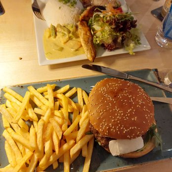 Höninger - Curry Chicken 18 € & Burger "Erdbeer-Chutney/Camembert" mit Pommes 16 € - Dive Bars Near Me - Cologne, NW