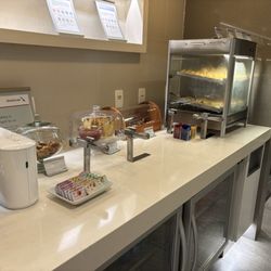 American Airlines Admirals Club - Snacks & coffee
