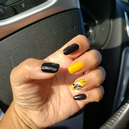 Gel manicure with flower design. Gel manicure with flower design.