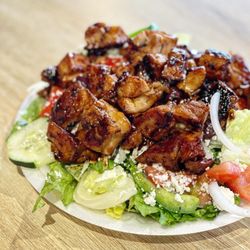 Canada Steak Burger - Greek Salad with chicken / Instagram @JudeeTheFoodee