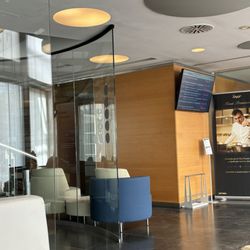 Estación Valencia-Joaquín Sorolla - Inside the Renfe Lounge in train station!