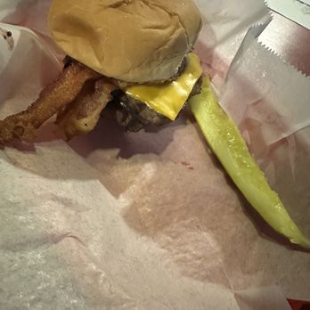 Gaslight Café - Bacon cheese burger - Cafes Near Me - Cincinnati, Ohio Gaslight Café - Bacon cheese burger - Cafes Near Me - Cincinnati, Ohio