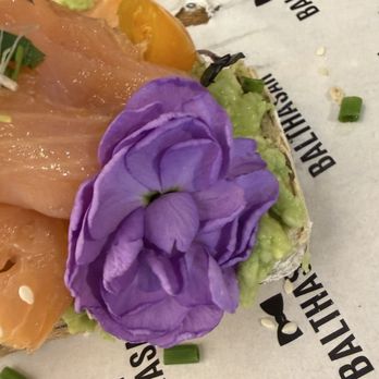 Balthasar Brugge - Decorative edible flower. - Breakfast & Brunch Near Me - Bruges, VWV