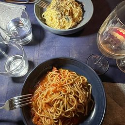 Carbonara and ragu di pomodoro (Neapolitan tomato sauce), both a super good!