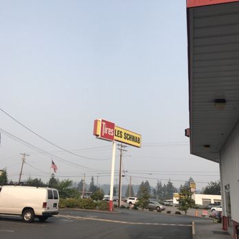Les Schwab Tire Center - Looking towards aurora - Tires Near Me - Edmonds, Washington Les Schwab Tire Center - Looking towards aurora - Tires Near Me - Edmonds, Washington