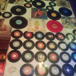Muro de Viniles en la Época