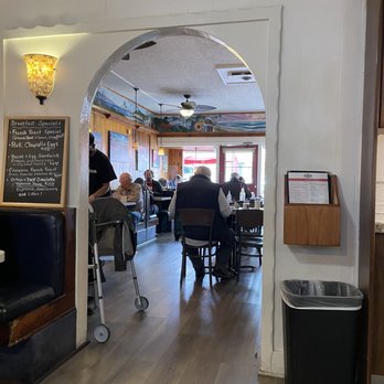 Encinitas Cafe - Back room seating - Breakfast & Brunch Near Me - Encinitas, California