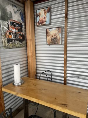Piggin' Out Smokehouse by null