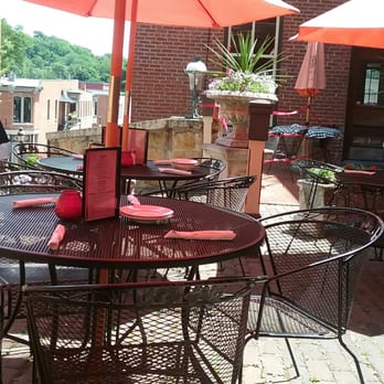 Vinny Vanucchi's - This is the terrace where we sat and had drinks. - Italian Near Me - Galena, Illinois