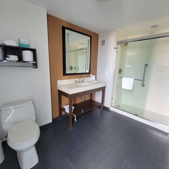 Hampton Inn Brooklyn/Downtown - Big bathroom - Hotels Near Me - Brooklyn, New York Hampton Inn Brooklyn/Downtown - Big bathroom - Hotels Near Me - Brooklyn, New York
