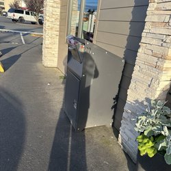Overflowing trash right by the front door