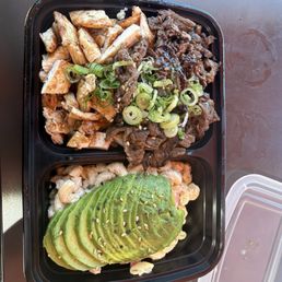 Wagyu/Chicken Breast Bowl with Avocado, Rice & Mac.