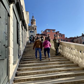 Ponte di Rialto - The stone steps of Ponte di Rialto (Rialto Bridge) - Landmarks & Historical Buildings Near Me - Venezia, VE Ponte di Rialto - The stone steps of Ponte di Rialto (Rialto Bridge) - Landmarks & Historical Buildings Near Me - Venezia, VE