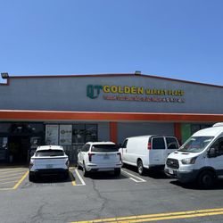 QT Golden Market Place and food court - Outside