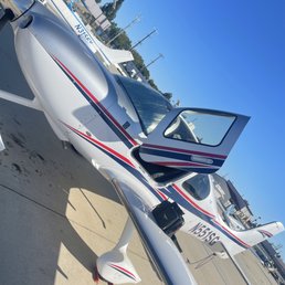 Their beautiful SR22. It's fast, has a parachute, and has A/C! Their beautiful SR22. It's fast, has a parachute, and has A/C!