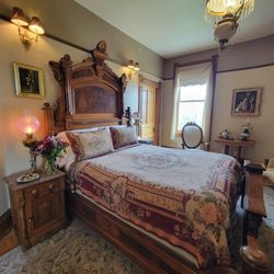 Mont Rest Inn - The Bellevue Room - 2-person Jacuzzi Tub, River View, Queen Bed.
