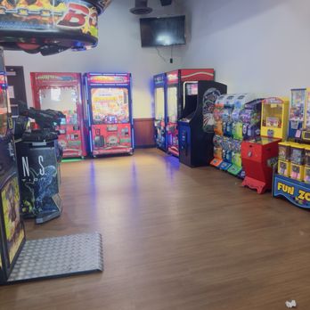 Me-n-Ed's Pizzeria - Game Area - Pizza Near Me - Tulare, California Me-n-Ed's Pizzeria - Game Area - Pizza Near Me - Tulare, California