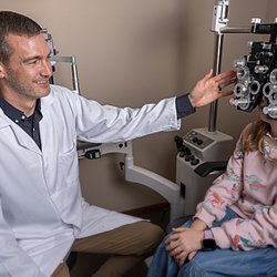 Reinholt & Thallemer Eye Care Associates - Dr. Reinholt performing an eye exam.