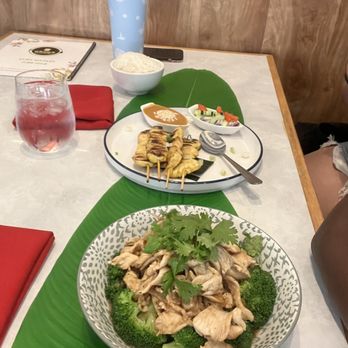 Peinto Thai Kitchen - Stir fry Chicken & 4 Piece Chicken Satay - Thai Near Me - Las Vegas, Nevada Peinto Thai Kitchen - Stir fry Chicken & 4 Piece Chicken Satay - Thai Near Me - Las Vegas, Nevada