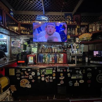 Dollies Pub & Cafe - Great bar - Pizza Near Me - Lahaina, Hawaii