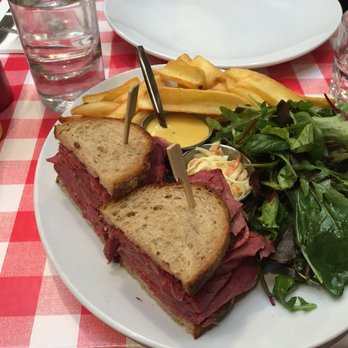 Schwartz's Deli - Pastrami with half and half Salad and fries - Breakfast & Brunch Near Me - Paris, 75