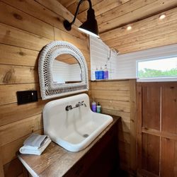 The Granbury Cabins At Windy Ridge - Farmhouse loft bathroom